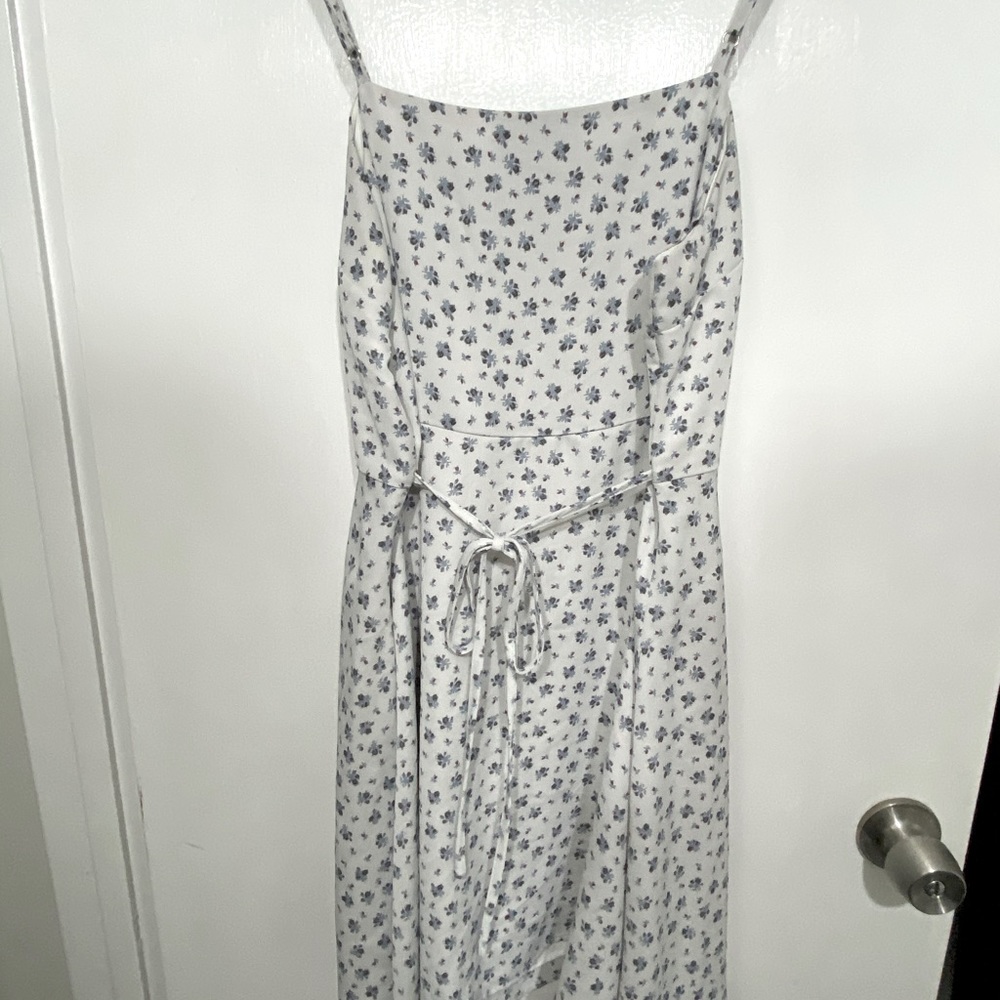 Lulu’s white w/ blue flowers flowy mini dress SzM